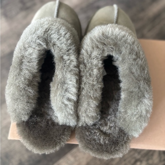 New UGG Women's Burnt Olive Shearling Clogs - Picture 5 of 7